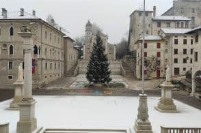Antiquariato e luminarie, la cittadella respira aria di festa