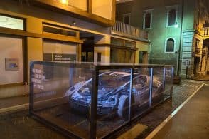 Frangivento distrutta in mostra in centro: monito per la sicurezza stradale 