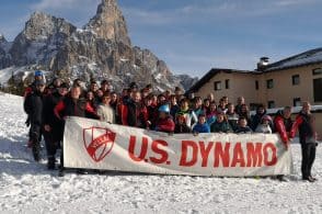 Natale solidale sulla neve per la Dynamo, che fa sciare i ragazzi ipovedenti