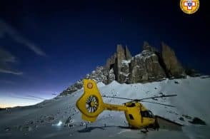 Perde le scarpe nella neve rischia l’ipotermia, recuperato dall’elicottero