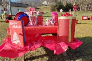 La magia del Natale all’asilo di Maras: decine di pacchetti rossi preparati dai bambini