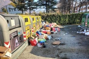 Bidoni traboccanti. E gli incivili gettano i rifiuti fuori dalle campane