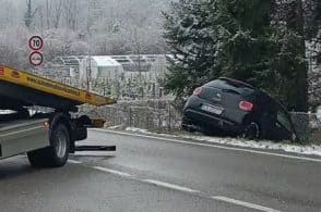 Strada ghiacciata, incidenti sul Boscon. Lunghe code per tutta la mattina