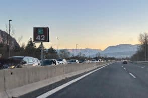 Tutti in coda verso la montagna: è cominciato il ponte dell’Immacolata