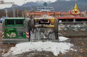 Cassonetto in fiamme al Mega, arrivano i pompieri