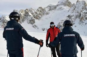 Controlli sulle piste, i carabinieri beccano tre ragazzi con marijuana