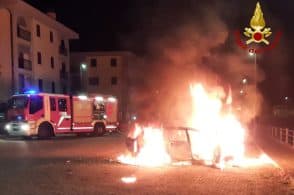 Vede del fumo e scende appena in tempo. Auto distrutta da un incendio