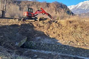 Operazione sicurezza, il Comune pulisce un canale a Cornei