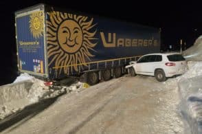 Camion di traverso sul Giau: si ferma a montare le catene e travolge una macchina