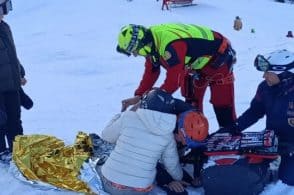 Due sciatori si scontrano in pista: trauma cranico per uno sloveno