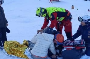 Due sciatori si scontrano in pista: trauma cranico per uno sloveno