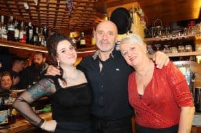 Madre e figlia dietro al bancone: le titolari salutano l’Enoteca Al Portego 