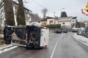 Incidente stradale coinvolge quattro vetture: una si ribalta su un fianco