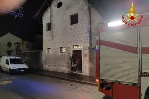 Incendio al Carenzoni, 17 persone sfollate
