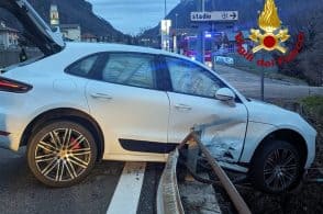 Suv finisce fuori strada, due feriti all’ospedale