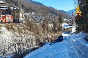 Auto scivola in un dirupo: autista illeso, morta la passeggera 71enne