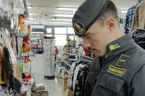 Maschere e prodotti di San Valentino non sicuri, maxi sequestro a Sedico