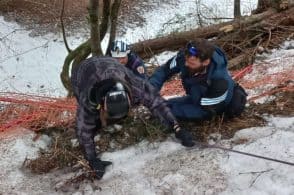 Giovane esce di pista e precipita nella scarpata insieme alla madre