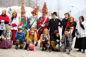 Carnevale ladino, sulle Dolomiti agordine torna la Mascorèda