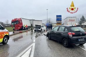 Camion contro auto, incidente a Busche. Traffico in tilt
