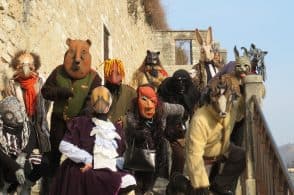 Carnevale di legno, a Mel la mostra delle maschere scolpite