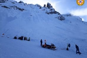 Valanga in pista, due sciatori escono incolumi dalla neve