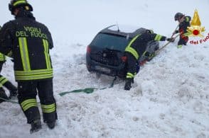 Ghiaccio sulle strade di montagna e auto senza catene: gran lavoro per i pompieri