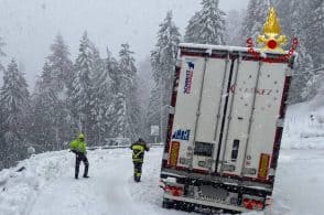 La neve manda in tilt le strade: oltre 100 interventi dei vigili del fuoco