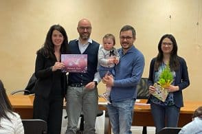 Il Comune celebra i nuovi nati con un piccolo pino
