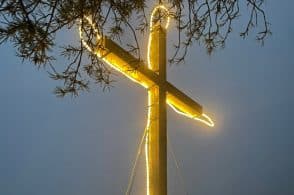 Rispettata la tradizione: luce sulla croce del troi de San Salvador