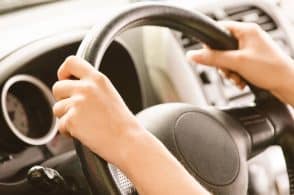 Corso di guida sicura, lezioni per insegnare ai ragazzi come comportarsi al volante