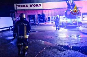 Terribile incendio nella notte, devastata un’azienda alla Vena d’Oro