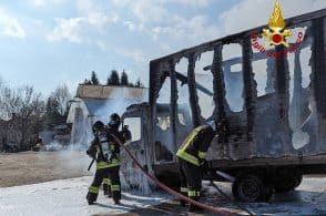 Prima il fumo, poi le fiamme. Incendiato un furgone