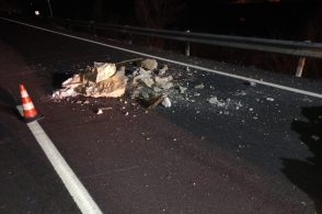 Sassi sulla Sp1 bis, la strada rimane chiusa per sicurezza