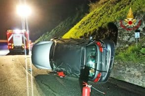 Esce di strada e l’auto si rovescia, giovanissima grave all’ospedale