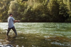 Turisti da tutto il mondo per pescare tra le Dolomiti