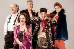 “Pigiama per sei”, triangolo amoroso al Comunale con Antonio Cornacchione e Max Pisu