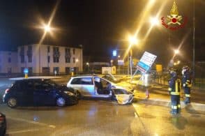 Scontro in rotatoria, tre feriti 