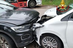 Frontale tra due auto, grave una donna