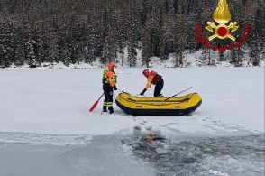 Il drone finisce al centro del lago, devono intervenire i pompieri