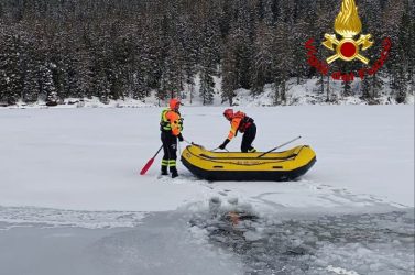 Il drone finisce al centro del lago, devono intervenire i pompieri