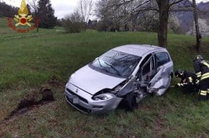 Auto fuori strada e contro un albero, 70enne all’ospedale