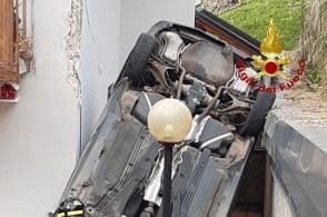 Parcheggia e non tira il freno a mano: auto finisce nella scarpata
