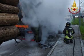 Fiamme sul camion: rimorchio carico di tronchi prende fuoco