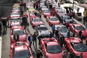 Rosso Ferrari, i bolidi di Maranello in piazza a Tambre