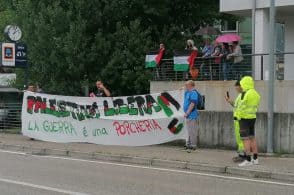 Palestina libera, flash mob degli attivisti bellunesi al Giro d’Italia