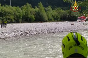 Non riesce a guadare il torrente, donna salvata dall’elicottero