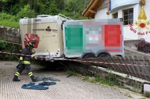 Camper incastrato, intervengono i pompieri