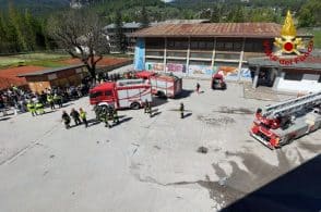 Terremoto a scuola, due studenti bloccati. Ma è solo un’esercitazione