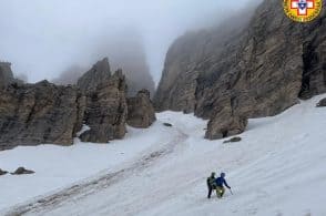 Escursionisti francesi bloccati nella neve con le scarpe da ginnastica